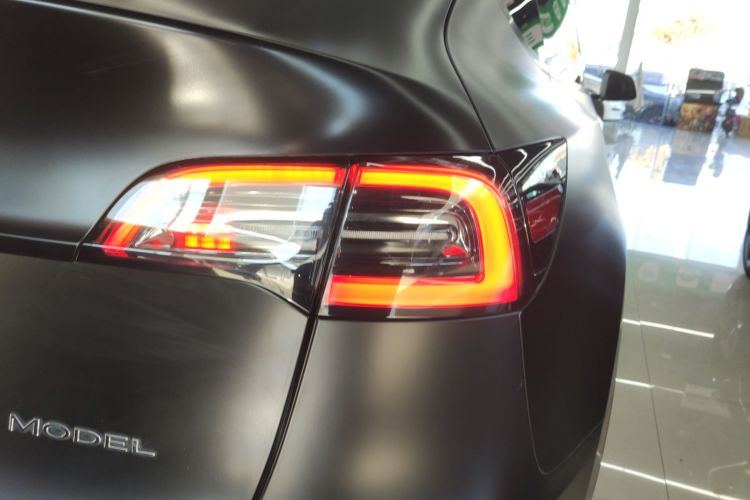 特斯拉 Model Y 2023款 长续航全轮驱动版车身外观9