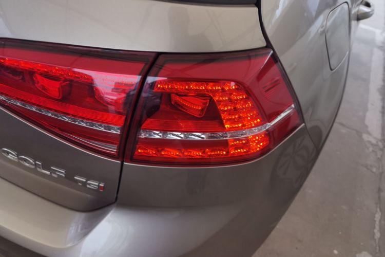 大众 高尔夫 2016款 230TSI 自动舒适型车身外观9