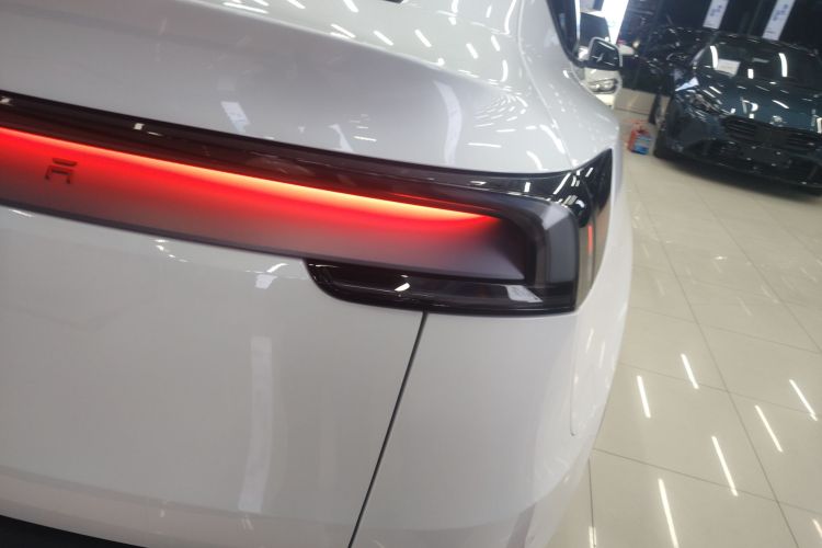 特斯拉 Model Y 2025款 后轮驱动版车身外观9