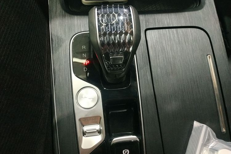 广汽传祺 传祺GS8 2025款 领航系列 2.0TGDI 四驱豪华版 5座中控内饰18