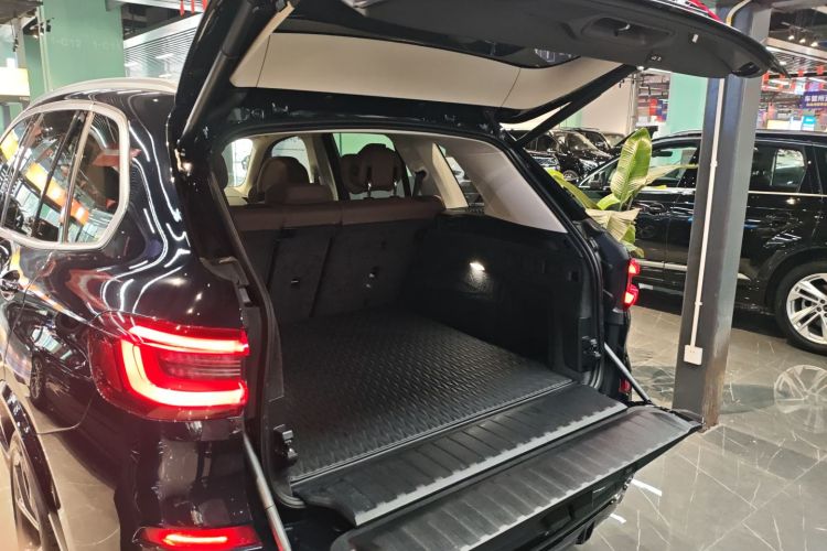 宝马X5(进口) 2021款 改款 xDrive40i 尊享型 M运动套装机舱底盘23