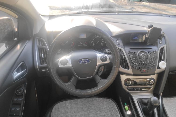 福特 福克斯 2012款 三厢 1.6L 手动风尚型中控内饰13