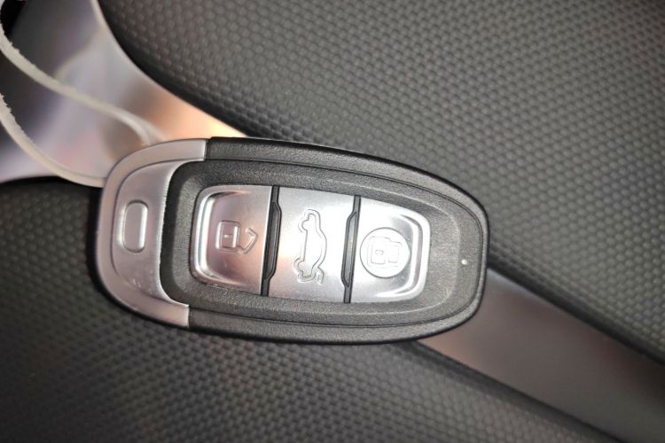 红旗E-QM5 2024款 450km 出行版中控内饰7001