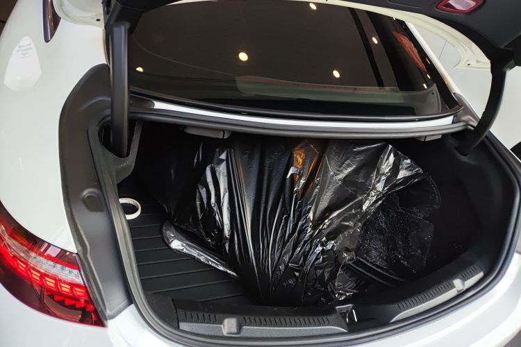 奔驰E级(进口) 2023款 E 300 轿跑车机舱底盘23