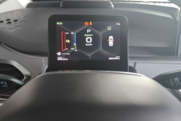 吉利几何C 2020款 优选续航版 400KM C+ Pro中控内饰14