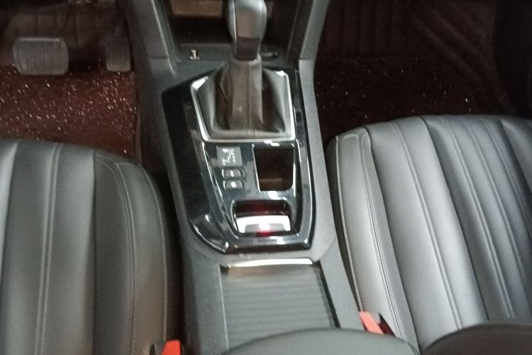 标致408 2022款 1.6T 进取版中控内饰18