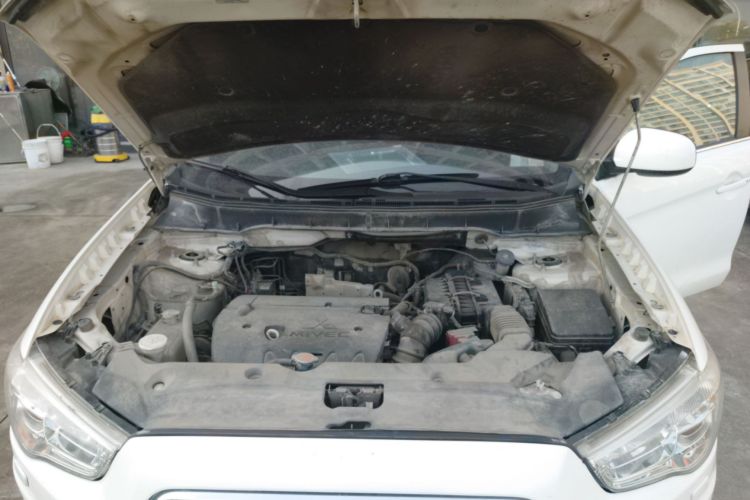 三菱 劲炫ASX 2013款 2.0L CVT四驱旗舰版机舱底盘24