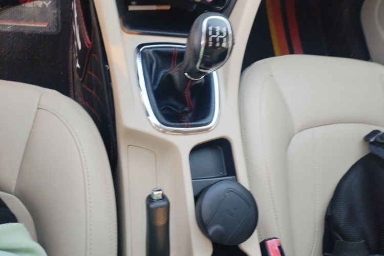 奇瑞 艾瑞泽7 2015款 1.6L 手动致尚版中控内饰18