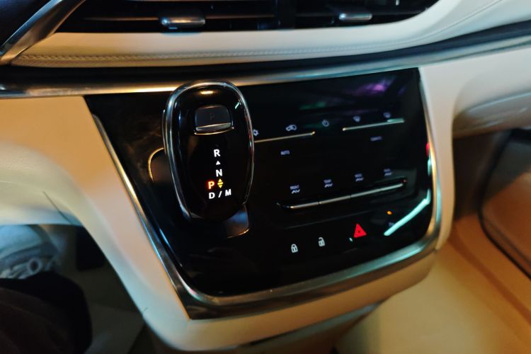 别克GL8 2023款 改款 陆上公务舱 豪华型中控内饰18