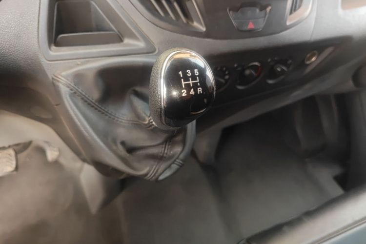 福特 全顺 2019款 2.0T柴油多功能商用车短轴低顶6座国VI中控内饰18