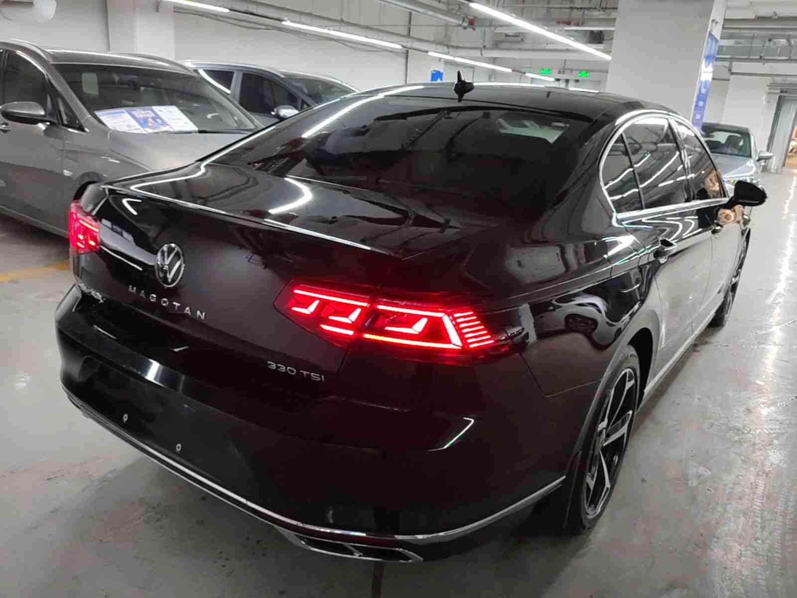 车辆右后45度外观展示