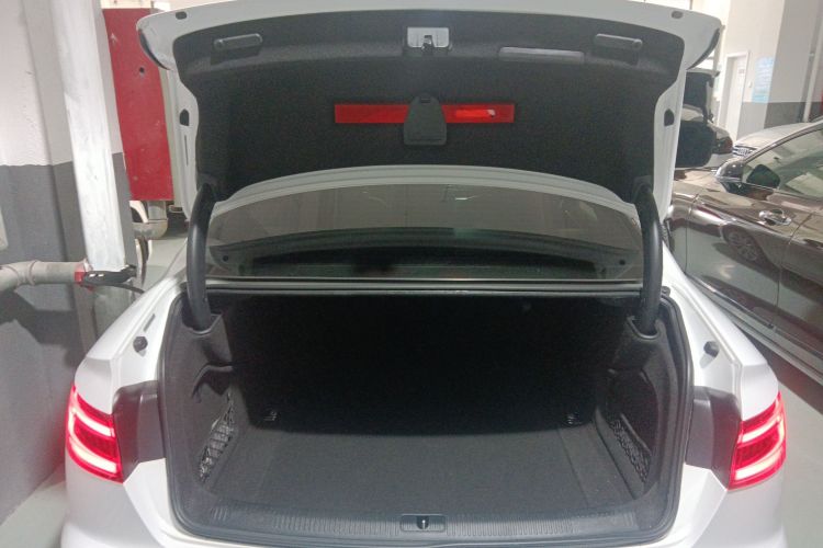 奥迪A4L 2019款 45 TFSI quattro 个性运动版 国VI机舱底盘23