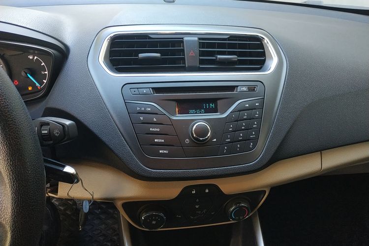 福特 福睿斯 2017款 改款 1.5L 手动舒适型中控内饰16