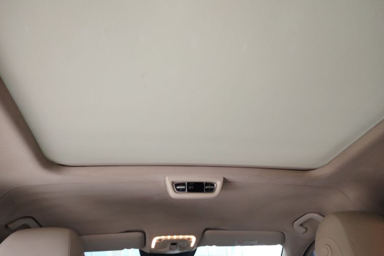 奔驰V级 2016款 V 260 L 尊贵加长版中控内饰22