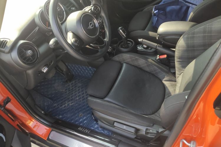 MINI 2018款 1.5T COOPER 经典派 五门版中控内饰19