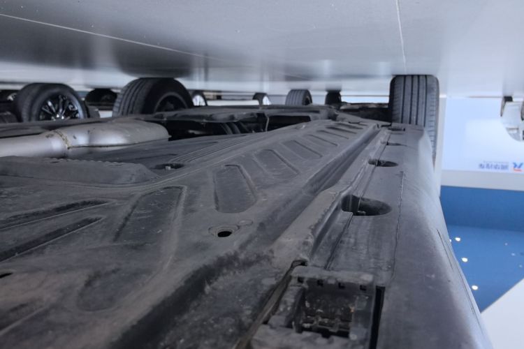 奔驰GLC 2017款 GLC 200 4MATIC机舱底盘30