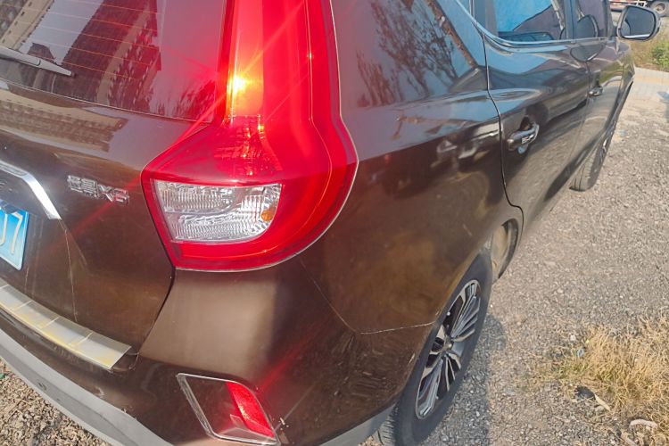 吉利汽车 远景X6 2016款 1.8L 手动尊贵型车身外观9