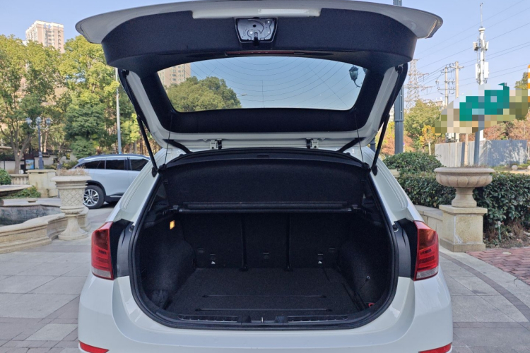 宝马X1 2014款 sDrive18i 领先型机舱底盘23