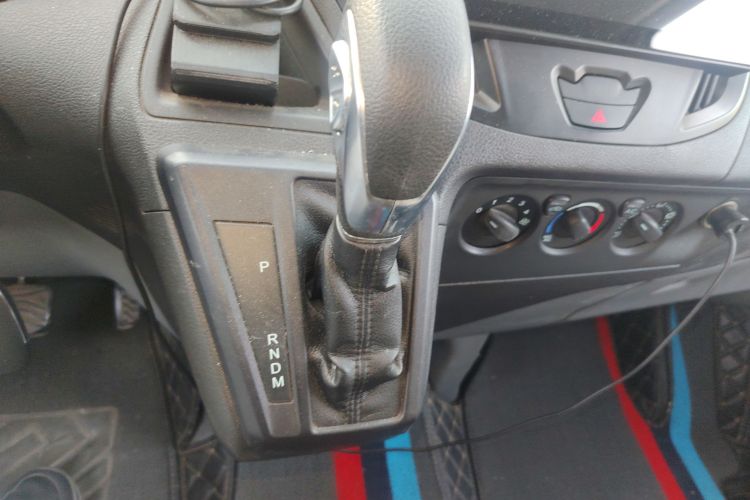 福特 全顺 2020款 2.0T汽油自动多功能商用车中轴低顶双开尾门国VI中控内饰18