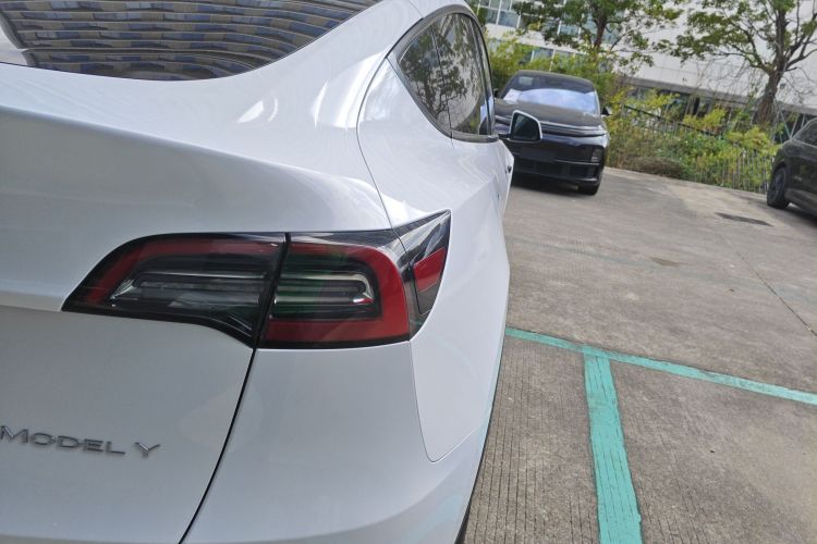 特斯拉 Model Y 2022款 后轮驱动版车身外观9
