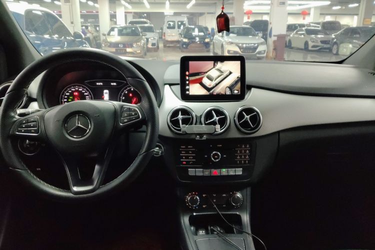 奔驰B级 2017款 B 200 动感型中控内饰12
