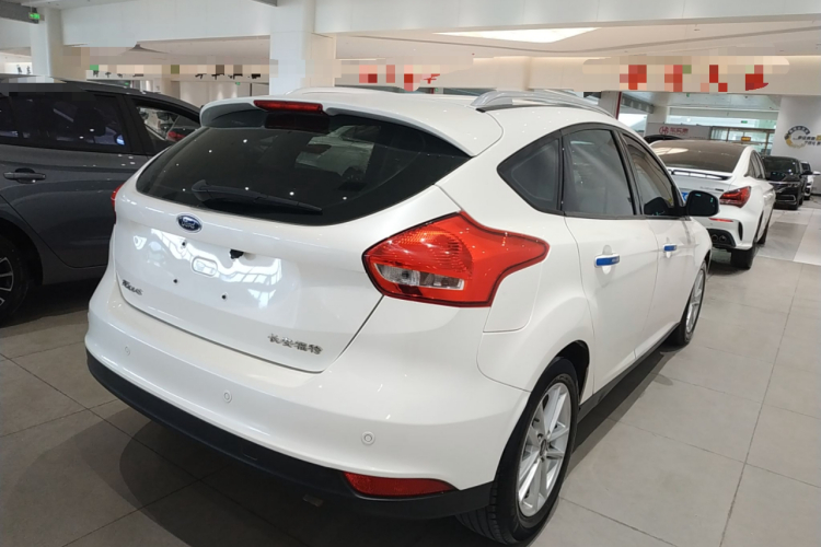 福特 福克斯 2015款 两厢 1.6L 自动风尚型车身外观7