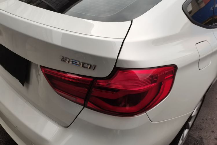 宝马3系GT 2019款 320i 时尚型车身外观9