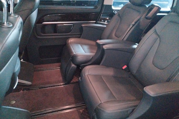 奔驰V级 2018款 V 260 L 尊贵加长版 国VI中控内饰7004