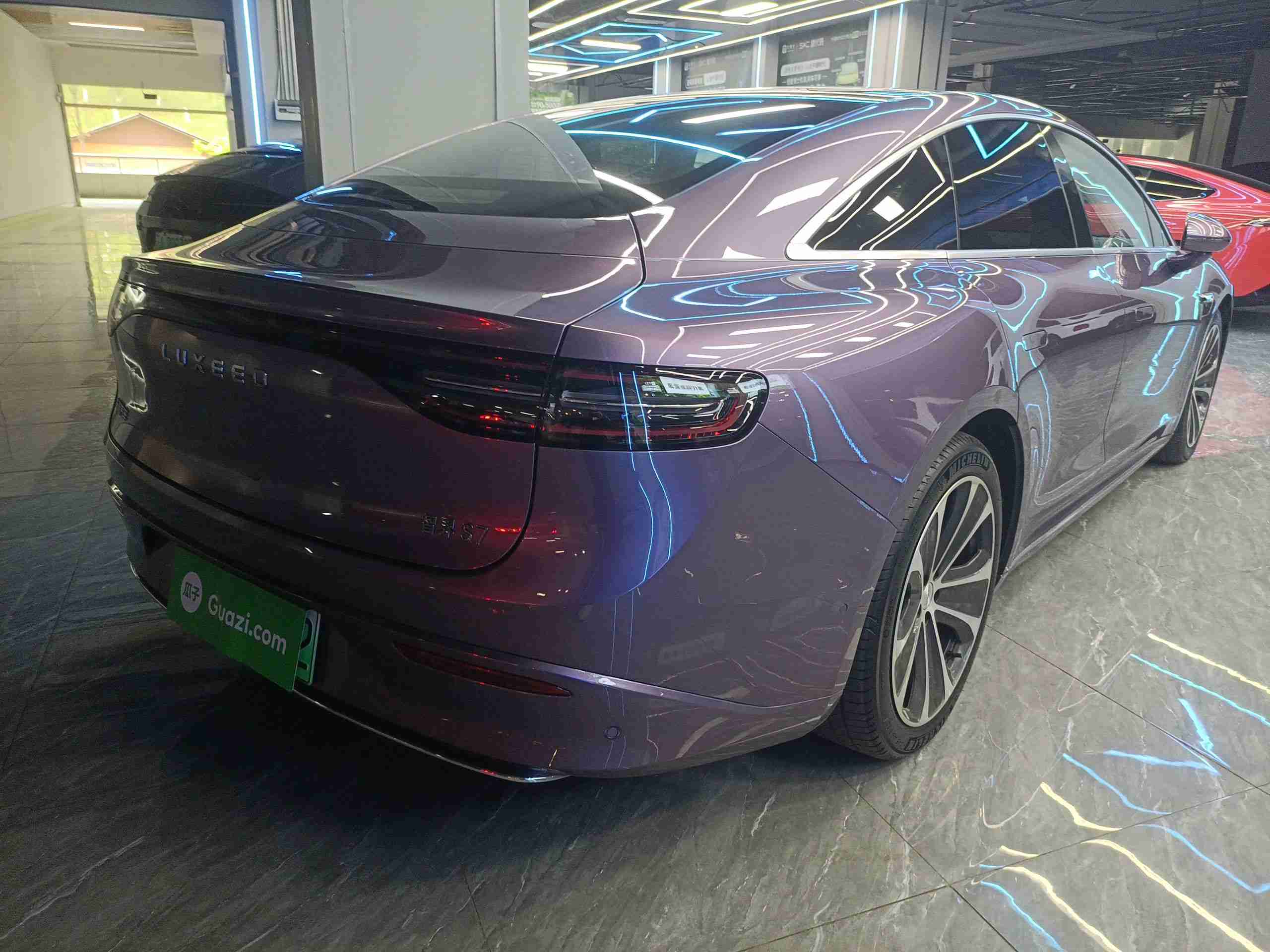 车辆右后45度外观展示