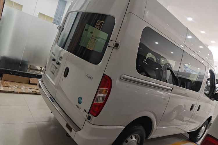 上汽大通MAXUS 新途V80 2023款 2.0T AMT经典傲运通短轴中顶5/6座车身外观6005