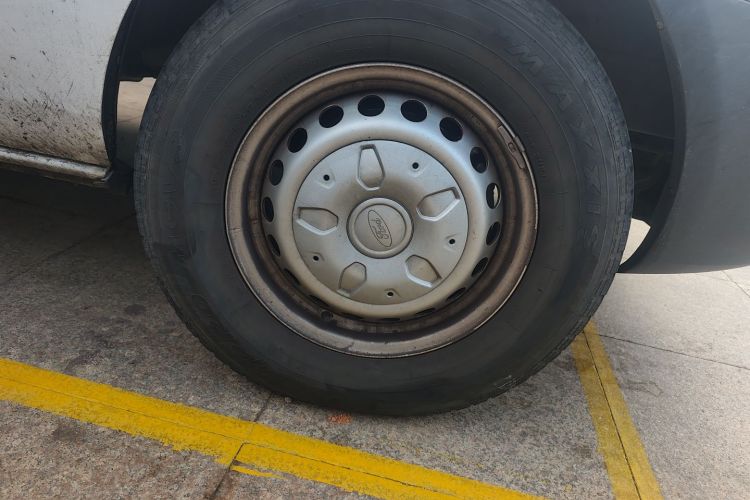 福特 全顺 2019款 2.0T柴油多功能商用车短轴低顶6座国VI车身外观10