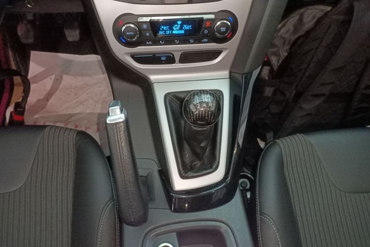 福特 福克斯 2012款 两厢 2.0L 手动豪华运动型中控内饰18