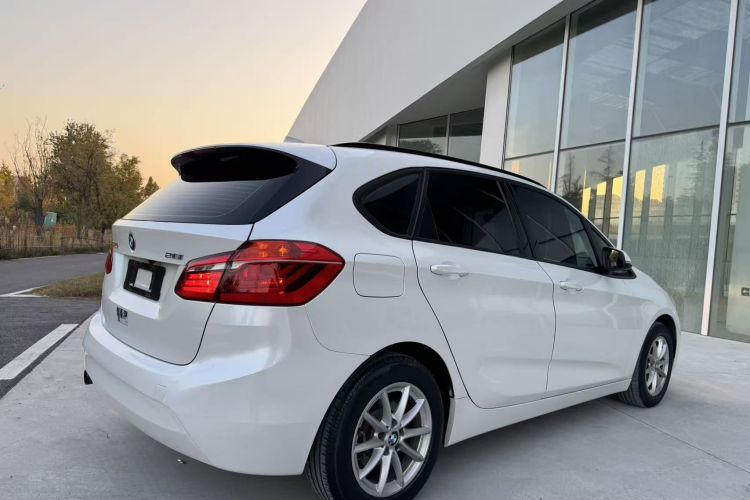 宝马2系旅行车 2016款 218i 时尚型车身外观7