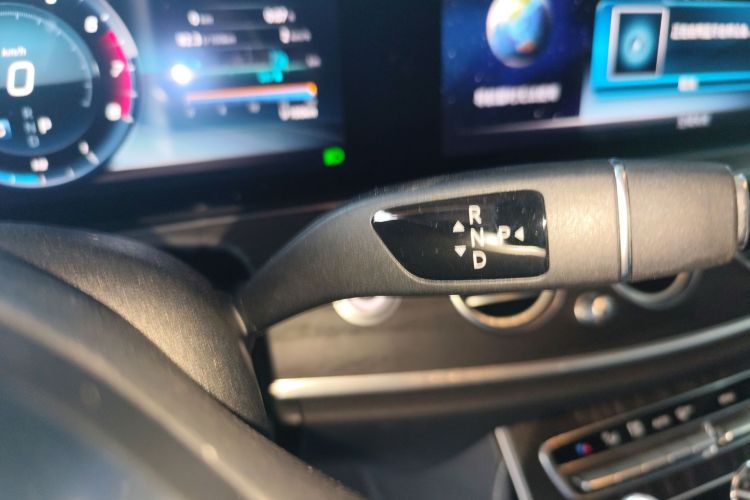 奔驰E级 2020款 E 300 L 运动豪华型局部细节18