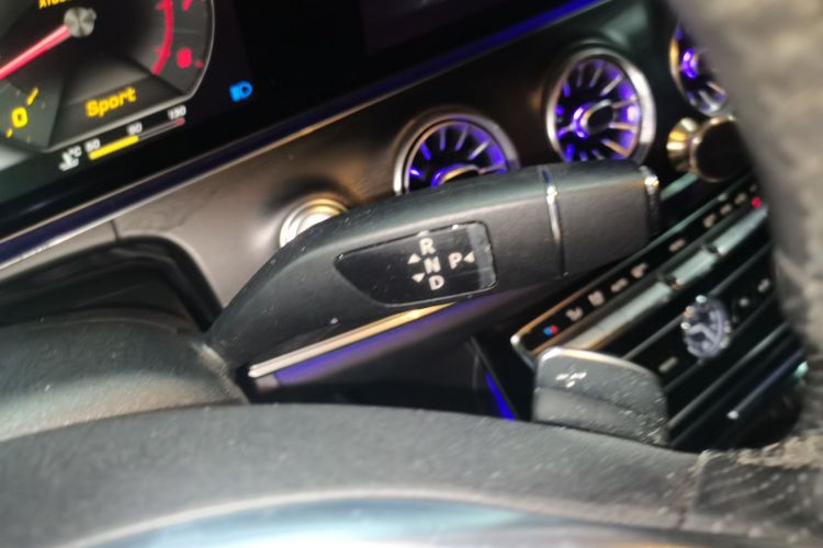 奔驰E级 2017款 E 300 L 运动豪华型局部细节18