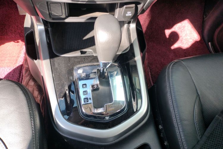 日产 途达 2018款 2.5L 自动两驱豪华版中控内饰18