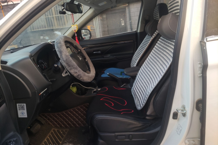 三菱 欧蓝德(进口) 2016款 2.4L 四驱精英版 5座中控内饰19