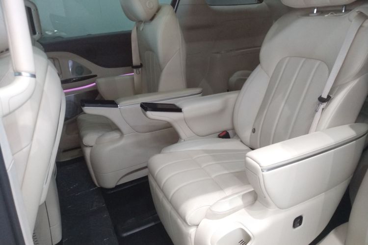 岚图汽车 岚图梦想家 2025款 PHEV 四驱尊贵鲲鹏版中控内饰7004