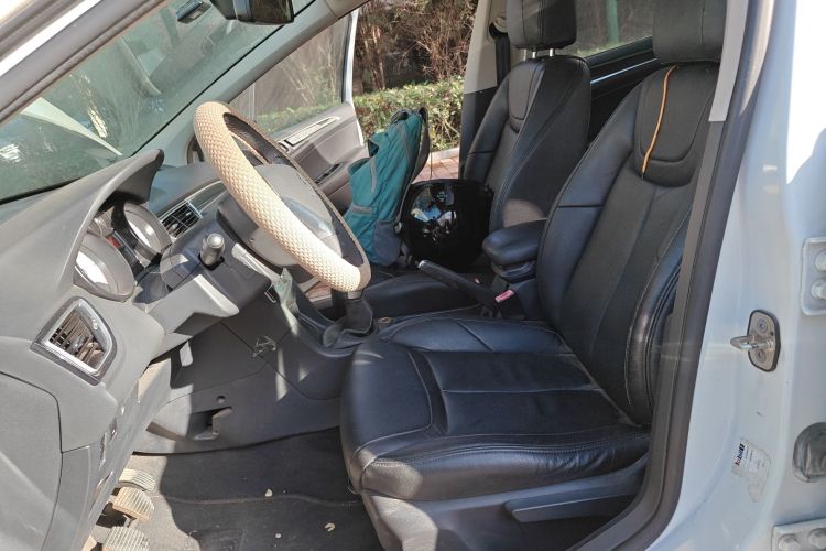 标致308 2014款 乐享版 经典 1.6L 手动风尚型中控内饰19