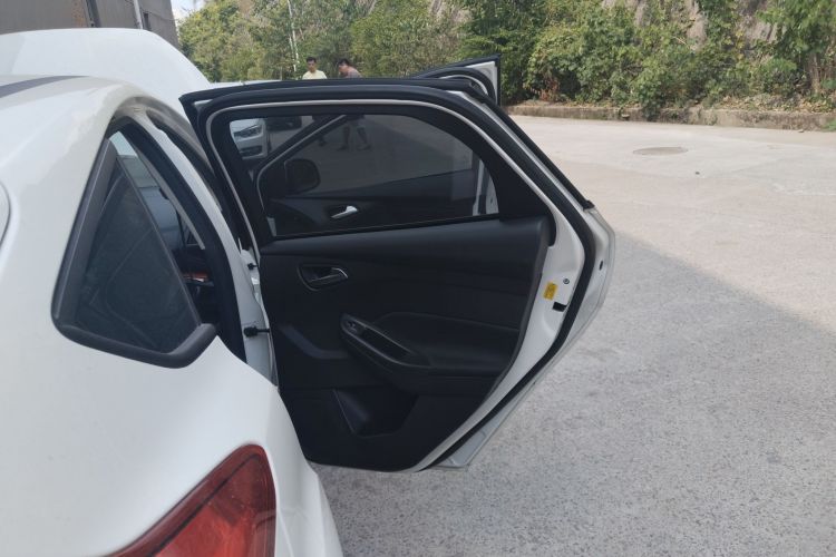 福特 福克斯 2018款 两厢经典 1.6L 自动舒适型智行版中控内饰45