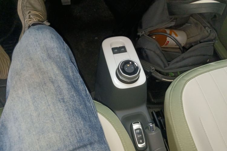 吉利银河 2025款 210km 熊猫骑士中控内饰18