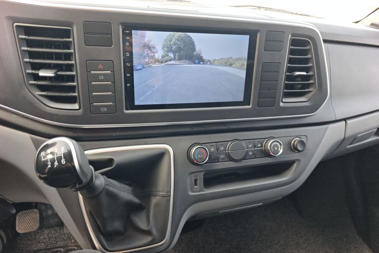 上汽大通MAXUS 新途V80 2024款 傲运通超值版 6MT 短轴超低顶127Ps 5/6座局部细节16