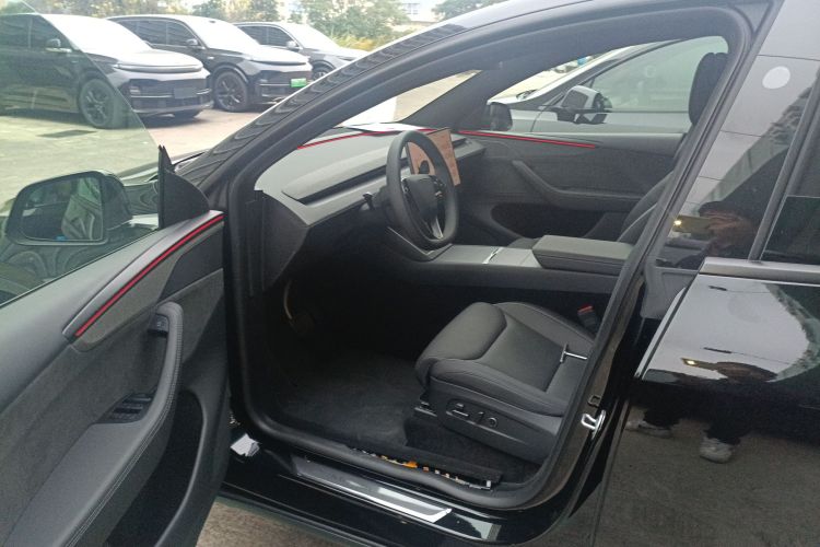 特斯拉 Model Y L 2025款 长续航全轮驱动版中控内饰7003