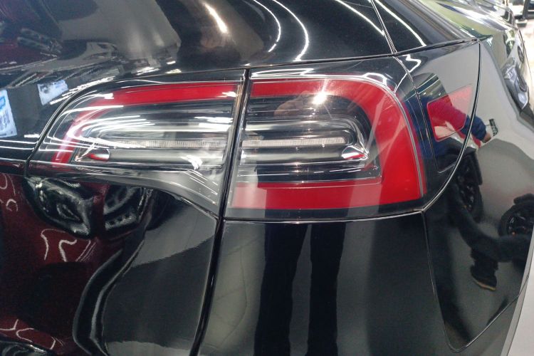 特斯拉 Model Y 2021款 标准续航后驱版车身外观9