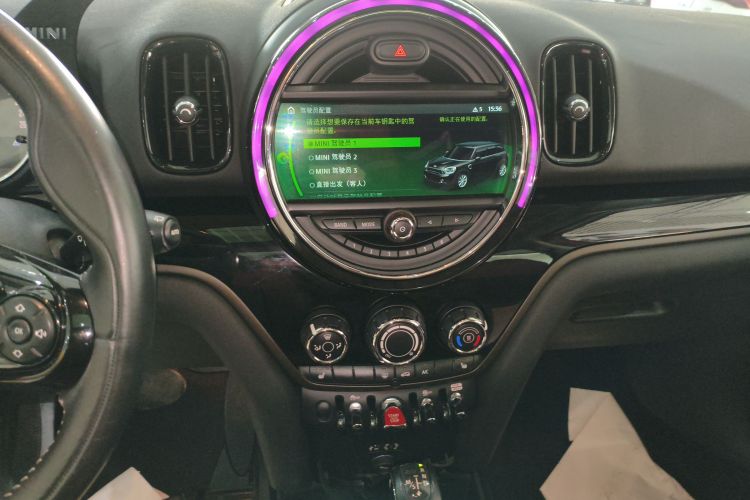 MINI Countryman 2017款 1.5T COOPER ALL4 非常假日版 辣椒红局部细节16