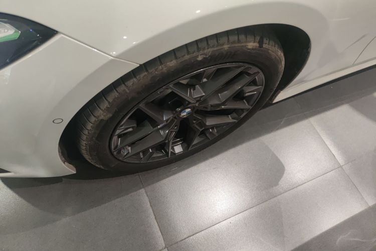 宝马3系 2025款 330i M运动曜夜套装车身外观6007