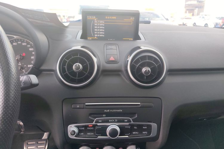 奥迪A1 2016款 30 TFSI Sportback S Line运动版中控内饰16