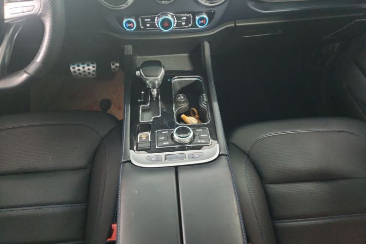北京BJ40 2018款 PLUS 2.0T 自动四驱城市猎人版中控内饰18