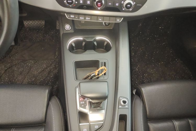 奥迪A4L 2022款 40 TFSI 时尚动感型中控内饰18