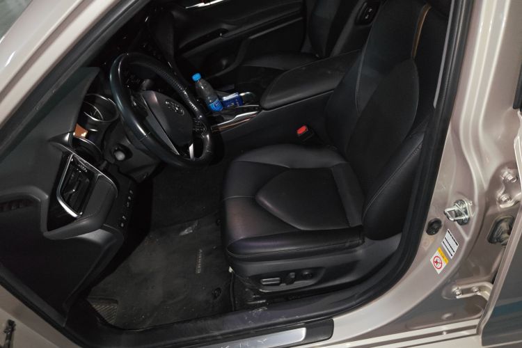 丰田 凯美瑞 2018款 2.0G 豪华版中控内饰19